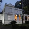 a fachada do casarão branco. #paratodosverem 