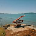 imagem aérea mostrando área em obras onde há uma escultura #paratodosverem