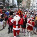 Com estilo, música e dança, Papai Noel chega à Praça da Independência em Santos