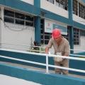 homem pinta corrimão de rampa de acesso. #paratodosverem
