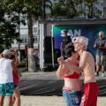 casal dança na praia #paratodosverem