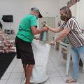 idoso pega cesta básica #paratodosverem
