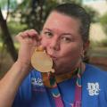 atleta beija a medalha #paratodosverem