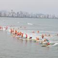 surfistas na mesma onda simultaneamente. #paratodosverem