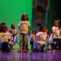 crianças dançando em palco #paratodosverem