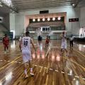atletas jogam basquete em quadra. #paratodosverem