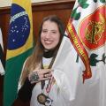 Após medalhas na Europa, mesatenista santista é recepcionada na Prefeitura