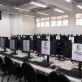 computadores prontos na sala #paratodosverem 