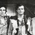 Três homens lado a lado. Identifica-se a foto de uma novela de 1971, Irmãos Coragem. #paratodosverem