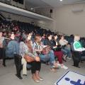 Professor fala em pé para auditório cheio #pracegover