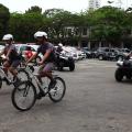 Policiais em bicicletas, quadriciclos e viaturas ao fundo #paratodosverem