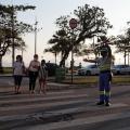 agente faz sinal na avenida e pedestres começam a atravessar na faixa #paratodosverem