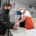 homem recebe marmita #paratodosverem