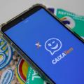 celular com aplicativo do caixa tem sobre alimentos de cesta #paratodosverem
