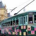 o bonde turístico na frente da estação do valongo. #paratodosverem 