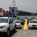 veículos estão saindo de balsa que encostou no cais. #paratodosverem