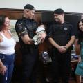 guarda segura bebê ao lado de colega e familiares da criança. #paratodosverem