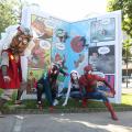 personagens posam ao lado de gibi gigante #paratodosverem