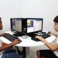 crianças no computador #paratodosverem