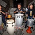 meninos tocam instrumentos de percussão #pracegover 