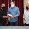 vereador entrega cheque ao prefeito #paratodosverem