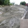 concreto em trecho de morro, proteção feita em concreto com vários degraus #paratodosverem