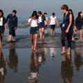 Estudantes de Santos têm aula prática de cultura oceânica na Praia do Boqueirão