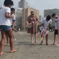 crianças retiram lixo da praia #paratodosverem 