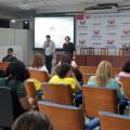 pessoas no auditório acompanhando a palestra #paratodosverem 