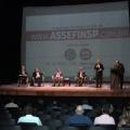 auditório com pessoas sentadas assistindo apresentação de pessoas no palco. #paratodosverem