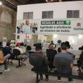 pessoas estão sentadas no salão do centro de emprego aguardando atenidmento. #paratodosverem
