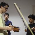 professor instrui alunos sobre instrumentos #paratodosverem