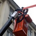 operário em cesta instala lâmpada #paratodosverem