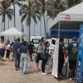 tendas em praça com pessoas em torno. #paratodosverem