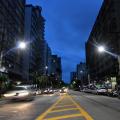 avenida iluminada a noite #paratodosverem