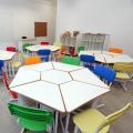 sala de escola com mesas e cadeiras #paratodosverem 