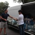homem entrega doação em van #paratodosverem