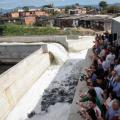 água correndo em grande estrutura. #paratodosverem 