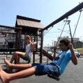 meninas brincam em balancê #pracegover 