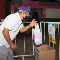 idoso coloca doação em caixa #paratodosverem 