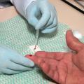 mão faz teste de sangue #paratodosverem 