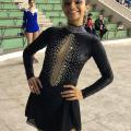 menina posa para foto com a roupa da apresentação #pracegover 