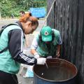 agentes aplicam produto em vaso #paratodosverem