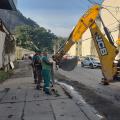 operários e máquina atuando na limpeza #paratodosverem 