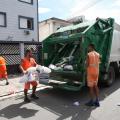 Profissionais retiram lixo da rua e colocam no caminhão da coleta #paratodosverem