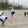 Jovens recolhem lixo na areia da praia #paratodosverem
