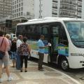 turistas subindo no micro-ônibus #pracegover 