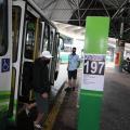 homem sai de ônibus parado diante de toten com identificação do número da linha 197. #paratodosverem