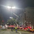caminhão com cesto parado ao lado de poste iluminado. #paratodosverem 