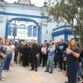 pessoas entrando no cemitério #paratodosverem